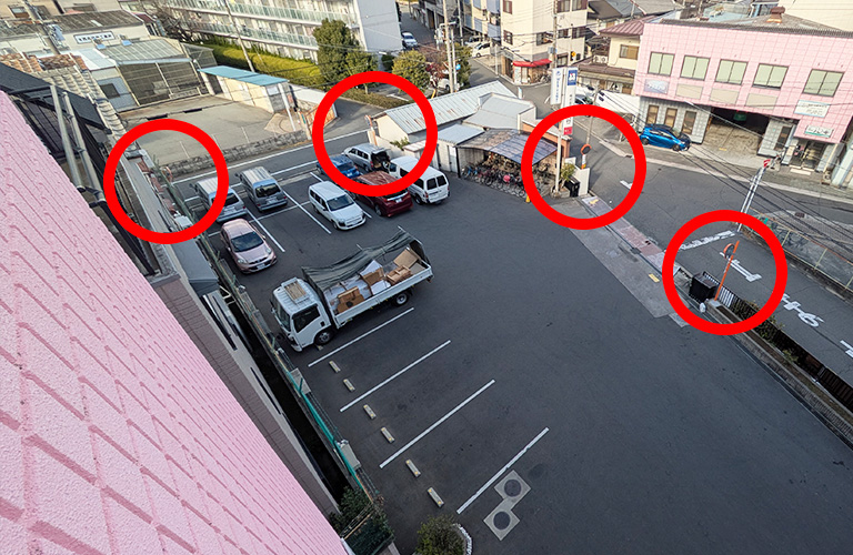 自転車規制や大型車に配慮し安全対策を強化、入口に計4台のミラーを設置